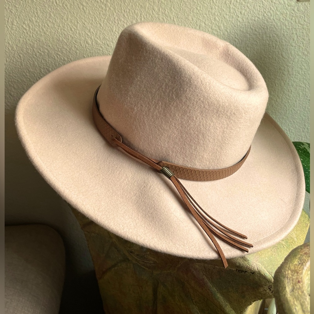 New altar’d state Pale Salmon Pink 100% Wool Fedora Leather Like Band One Size